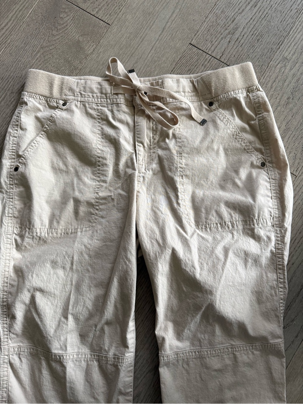 Reitmans Women's Beige Elastic Waist Capri Pant in size 8 Petites - Picture 2 of 11
